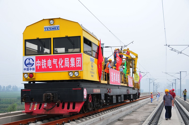 1-2  圖為津秦鐵路客運(yùn)專線接觸網(wǎng)導(dǎo)線架設(shè)作業(yè)現(xiàn)場。 李朝臻攝.jpg