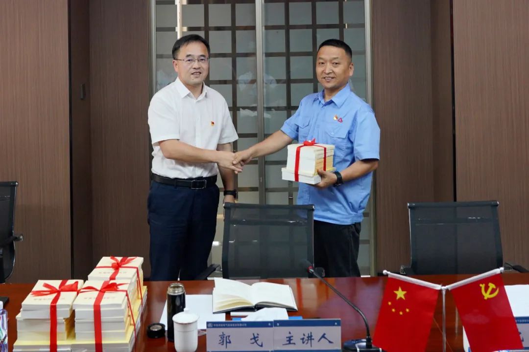郭戈向聯(lián)系點(diǎn)支部贈(zèng)書.jpg